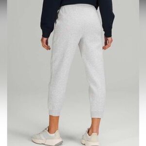 Scuba High-Rise Cropped Jogger
ColourHeathered Core Ultra Light Grey